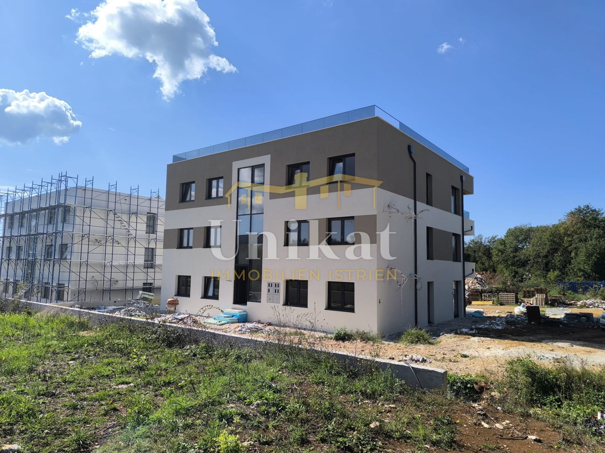 Penthouse z veliko strešno teraso - 4 km od morja